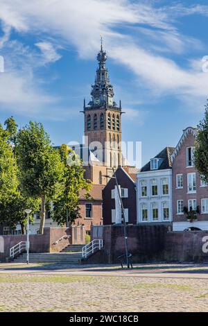 Stadtbild von Nijmegen in den Niederlanden mit Kirche vom Flussufer Waalkade am Fluss Waal an einem sonnigen Herbsttag Stockfoto