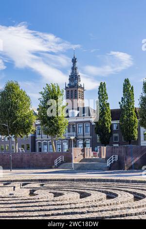 Stadtbild von Nijmegen in den Niederlanden mit malerischem Blick auf den Flusskai mit Kunstwerken das Labyrinth von Klaus van de Locht entlang des Flusses Waal Stockfoto