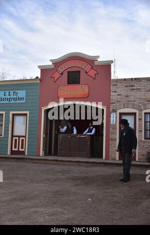 Grabstone, AZ. USA 12/30/2023. Der O.K. Corral Historic Complex bietet Besuchern jeden Alters eine Nachstellung der O.K. Corral Schießerei Stockfoto