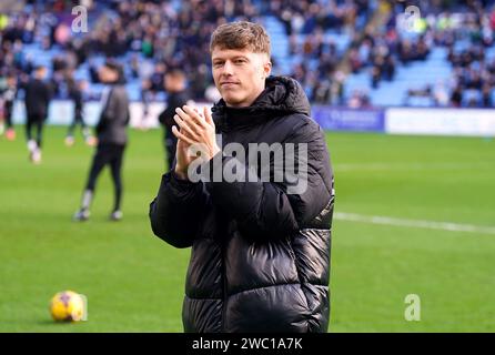 Victor Torp wird den Fans während des Sky Bet Championship Matches in