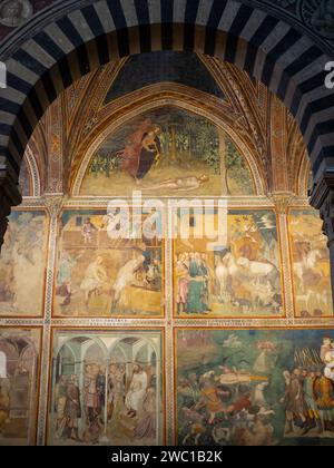 Die Erschaffung Adams durch Bartolo di Fredi, auf anderen Wandfresken, die Szenen aus dem Alten Testament darstellen, in der Collegiata di Santa Maria Assunta in San Gimignano Stockfoto