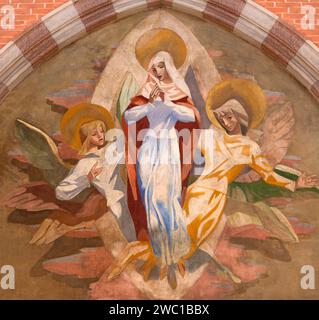 VICENZA, ITALIEN - 5. NOVEMBER 2023: Das Fresko der Himmelfahrt in der Kathedrale von Pino Cesarini (1955). Stockfoto