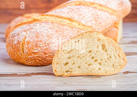 Eine Nahaufnahme von Brotlaiben auf einer Holzplatte Stockfoto