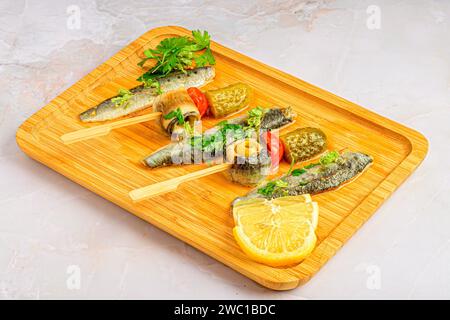 Eine Vorspeise aus Fisch auf einem hölzernen Schneidebrett Stockfoto