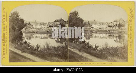 Ansicht eines Teils von Lahnstein an der Lahn, Deutschland, Wilhelm England, 1867 - 1868 Stereogramm Lahnstein Karton. Papieralbumen drucken Fluss. Aussicht auf das Dorf, Silhouette des Dorfes Oberlahnstein Stockfoto