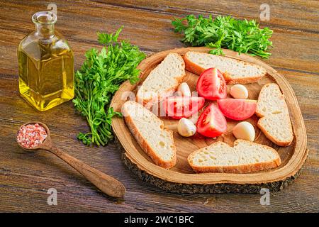 Eine Nahaufnahme eines köstlichen Imbisses aus Toastbrot, Tomaten und Basilikum mit Olivenöl Stockfoto