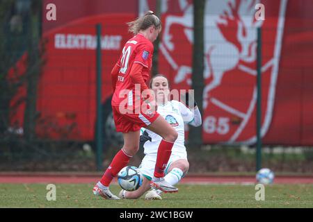 Lastrup, Deutschland. Januar 2024. v.li.: Wieke Kaptein (FC Twente Vrouwen, 20) und Michaela Brandenburg (SV Werder Bremen, 14) im Zweikampf, Duell, Dynamik, Aktion, Action, Spielszene, 13.01.2024, Lastrup (Deutschland), Fussball, Testspiel Frauen, SV Werder Bremen - FC Twente Enschede Credit: dpa/Alamy Live News Stockfoto