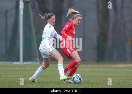 Lastrup, Deutschland. Januar 2024. v.li.: Juliane Wirtz (SV Werder Bremen, 28) und Wieke Kaptein (FC Twente Vrouwen, 20) im Zweikampf, Duell, Dynamik, Aktion, Action, Spielszene, 13.01.2024, Lastrup (Deutschland), Fussball, Testspiel Frauen, SV Werder Bremen - FC Twente Enschede Credit: dpa/Alamy Live News Stockfoto