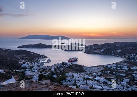 IOS, Griechenland - 14. September 2023 : Panoramablick auf den malerischen beleuchteten Hafen von iOS in Griechenland, während die Sonne dramatisch untergeht Stockfoto