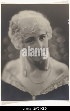 Werbefoto von Mies Rosenboom -Merkelbach für Friseur Michels, Jacob Merkelbach (zugeschrieben), 1915 - 1930 Fotografie Amsterdam Fotografie Gelatine Silberdruck historische Personen (Porträts und Szenen aus dem Leben) - BB - Frau. Werbung Stockfoto