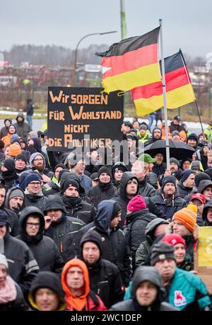 Hohenlockstedt, Deutschland. Januar 2024. Die Teilnehmer einer Demonstration halten deutsche Fahnen und ein Banner mit der Aufschrift "Wir sorgen für Wohlstand, nicht die Politiker". Auf dem Flugplatz Hungry Wolf. Der Schleswig-Holsteinische Baugewerbeverband forderte eine große Demonstration von Bauunternehmen. Quelle: Georg Wendt/dpa/Alamy Live News Stockfoto