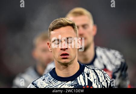 München, Deutschland. Januar 2024. vor Spielbeginn: Aufwaermen Training Harry Kane FC Bayern München FCB (09) Joshua Kimmich FC Bayern München FCB (06) erschoepft FC Bayern München vs TSG 1899 Hoffenheim 12.01.2024 DFL-BESTIMMUNGEN VERBIETEN JEDE VERWENDUNG VON FOTOGRAFIEN ALS BILDSEQUENZEN UND/ODER QUASI-VIDEO/dpa/Alamy Live News Stockfoto