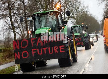 Hohenlockstedt, Deutschland. Januar 2024. Ein Traktor mit der Aufschrift „No Farmer No Future“ fährt in einem Konvoi zum Flugplatz Hungriger Wolf. Der Schleswig-Holsteinische Bauhandwerkverband forderte eine Großdemonstration von Bauunternehmen. Quelle: Georg Wendt/dpa/Alamy Live News Stockfoto