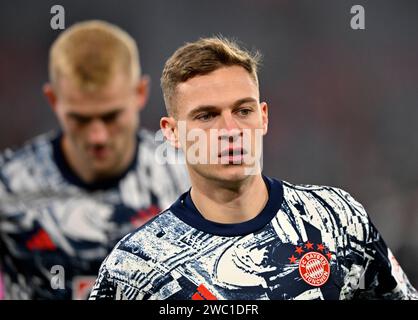 München, Deutschland. Januar 2024. vor Spielbeginn: Aufwaermen Training Harry Kane FC Bayern München FCB (09) Joshua Kimmich FC Bayern München FCB (06) Matthijs de Ligt FC Bayern München FCB (04) FC Bayern München vs TSG 1899 Hoffenheim 12.01.2024 DFL-BESTIMMUNGEN VERBIETEN JEDE VERWENDUNG VON FOTOGRAFIEN ALS BILDSEQUENZEN UND/ODER QUASI-VIDEO/dpa/Alamy Live News Stockfoto