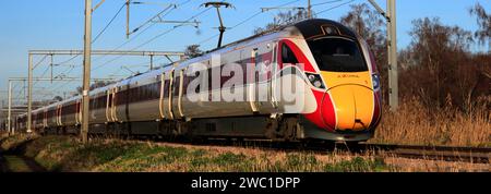 LNER, Azuma 801 Klasse Zug, vorbei an Offord Cluny Village, East Coast Main Line Railway, Cambridgeshire, England, Großbritannien Stockfoto