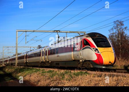 LNER, Azuma 801 Klasse Zug, vorbei an Offord Cluny Village, East Coast Main Line Railway, Cambridgeshire, England, Großbritannien Stockfoto