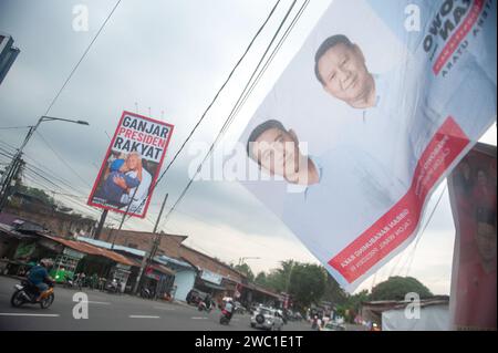 Medan City, Indonesien. Januar 2024. Am 13. Januar 2024 wurden in Medan City, Provinz Nord Sumatra, Indonesien, Banner mit den Kandidaten für die bevorstehenden indonesischen Präsidentschafts- und Vizepräsidentschaftswahlen gesehen. Die General Election Commission hat die Wählerliste für die Parlamentswahlen 2024 fertiggestellt, die 204.807.222 Wähler für drei Präsidentschaftskandidaten sowie rund 9.919 Legislativkandidaten umfasst, die am 14. Februar stattfinden sollen. Foto: Sutanta Aditya/ABACAPRESS.COM Credit: Abaca Press/Alamy Live News Stockfoto