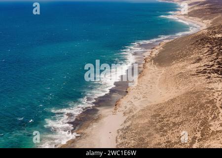 Ein wunderschöner Strand mit kristallklaren blauen Wellen, die sanft auf das Ufer stürzen. Westaustralien Stockfoto