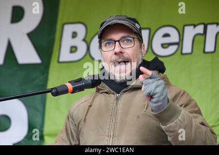 Hohenlockstedt, Deutschland. Januar 2024. Bengt Bergt (SPD), Mitglied des Deutschen Bundestages, spricht auf dem Flugplatz Hungry Wolf. Der Schleswig-Holsteinische Baugewerbeverband fordert eine große Demonstration von Bauunternehmen. Quelle: Georg Wendt/dpa/Alamy Live News Stockfoto