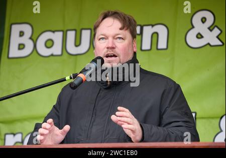 Hohenlockstedt, Deutschland. Januar 2024. Oliver Kumbartzky (FDP), Vorsitzender der FDP Schleswig-Holstein, spricht auf dem Flugplatz Hungry Wolf. Der Schleswig-Holsteinische Baugewerbeverband forderte eine große Demonstration von Bauunternehmen. Quelle: Georg Wendt/dpa/Alamy Live News Stockfoto