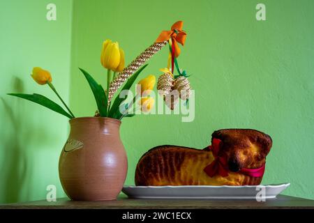 Ausstellung traditioneller tschechischer Osterdekorationen mit osterlamm-Kuchen Stockfoto