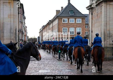 Soldaten des Husaren-Regiments der Dänischen Garde reiten vor den Königlichen Stallungen im Schloss Christiansborg, während sie für Sonntag Proben, als Königin Margrethe II. Abdankt und ihr ältester Sohn, Kronprinz Frederik, am Samstag, den 13. Januar 2024 in Kopenhagen den Thron besteigt. Stockfoto