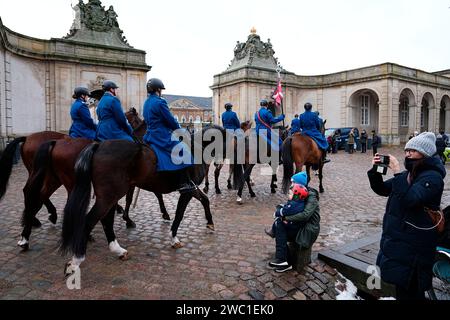 Soldaten des Husaren-Regiments der Dänischen Garde reiten vor den Königlichen Stallungen im Schloss Christiansborg, während sie für Sonntag Proben, als Königin Margrethe II. Abdankt und ihr ältester Sohn, Kronprinz Frederik, am Samstag, den 13. Januar 2024 in Kopenhagen den Thron besteigt. Stockfoto