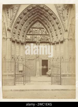 Seitenportal von Notre-Dame in Paris, Anonym, 1860 - 1900 Foto Paris Papier Albumen Druck Teile der Kirche außen und Nebengebäude: Portal unsere Frau Stockfoto