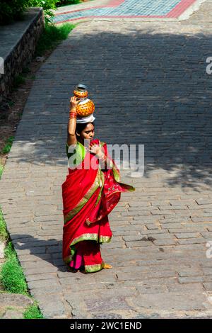 09 01 2015 Indische Frauen in farbenfrohen traditionellen Saris besuchen Golkonda Fort Hyderabad, Telangana, Indien.Asien. Stockfoto
