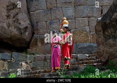 09 01 2015 Indische Frauen in farbenfrohen traditionellen Saris besuchen Golkonda Fort Hyderabad, Telangana, Indien.Asien. Stockfoto