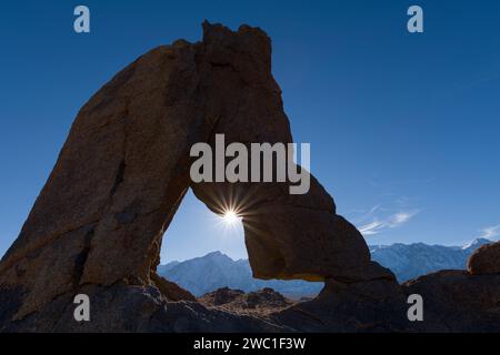 Lone Pine Peak durch Boot Heel Arch von den Alabama Hills, Kalifornien Stockfoto