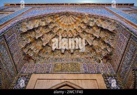 Shiraz, Iran 06.26.2023: Nasir-ol-Molk Moschee, prächtige cremige Fliesen der Wand. Stockfoto