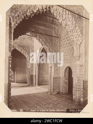 JUSTICE IN HET ALHAMBRA TE Granada, Signan and Gonzalez, ca. 1885 - ab 1892 Foto dieses Foto ist Teil eines Albums. Fototräger Albumendruck Palast - AA - Bürgerarchitektur: Innen. Arkade  Architektur Alhambra Stockfoto