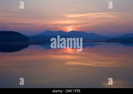 Sangju City, Südkorea - 9. März 2017: Eine majestätische Sonnenuntergangsszene über dem Nakdong River, bei der die Sonne über weit entfernte Berge blickt Stockfoto