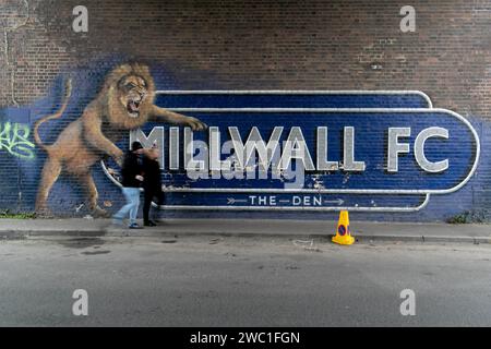 Die Fans von Millwall kommen vor dem Sky Bet Championship Match Millwall gegen Middlesbrough in den, London, Großbritannien. Januar 2024. (Foto: Juan Gasparini/News Images) in London, Großbritannien am 9.12.2020. (Foto: Juan Gasparini/News Images/SIPA USA) Credit: SIPA USA/Alamy Live News Stockfoto