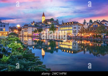 Thun, Schweiz Stadtbild in der Dämmerung. Stockfoto