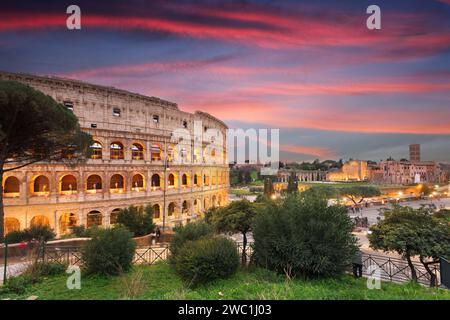 Rom, Italien mit dem Kolosseum in der Abenddämmerung. Stockfoto