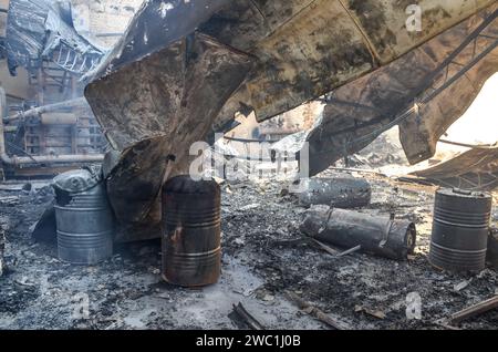 Verbrannter Industriekomplex. Beschädigte und zerstörte Fabrik. Reste von abgebranntem Gebäude. Brandschaden. Beschädigte Industriehallen. Explodiertes Gebäude. Stockfoto