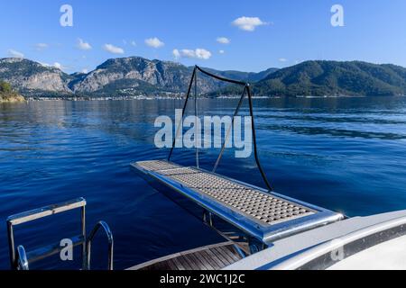 Super Yacht, hölzerne Bordsteingangway. Yachtleiter. Passerelle. Stockfoto