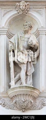 Vicenza - die Statue des St. Jude Thaddeus der Apostel an der Fassade der Kirche Santuario Santa Maria di Monte Berico im Abendlicht Stockfoto