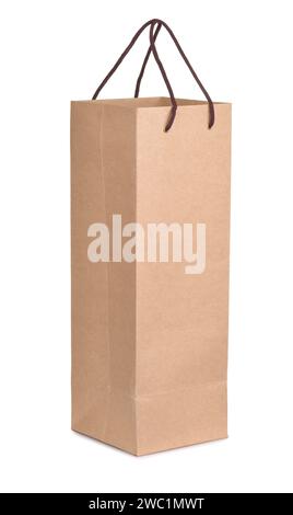 Leere braune Weinflaschentasche aus Papier mit isolierten Griffen auf weiß Stockfoto
