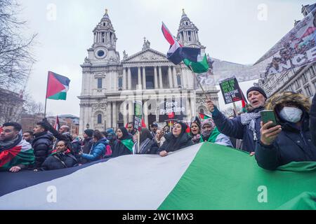 London, Großbritannien. 13. Januar 2024. . Eine große palästinensische Flagge wird geöffnet, wenn die Demonstranten an der St. Paul's Kathedrale vorbeifahren. Tausende palästinensischer Demonstranten gehen im Rahmen eines globalen Aktionstages auf die Straßen Londons während des Nationalen Marsches für Palästina, um einen dauerhaften Waffenstillstand in Gaza zu fordern. Der marsch wurde von Palestine Solidaity Campaign, Friends of Al-Aqsa und Stop the war organisiert. Quelle: amer Gazzal/Alamy Live News Stockfoto