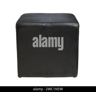 Vorderansicht des schwarzen Leder-Cube-Pouf-Hockers isoliert auf weiß Stockfoto