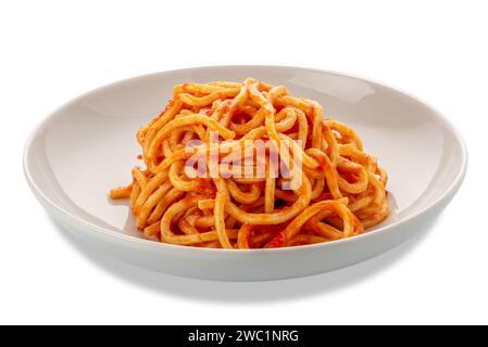 Quadratische Spaghetti, in Italien Spaghetti alla chitarra genannt, Nudeln mit roter Tomatensauce auf einer weißen Platte isoliert auf weiß mit Schnittpfad innen Stockfoto