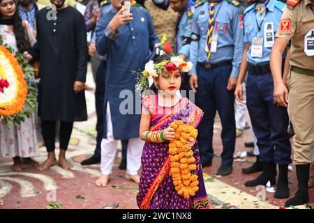 21. Februar 2023: Central Shahid Minar mit Kränzen und Blumen als Hommage an die Märtyrer der Sprachbewegung am 21. Februar. Dhaka, B Stockfoto