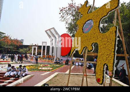 21. Februar 2023: Central Shahid Minar mit Kränzen und Blumen als Hommage an die Märtyrer der Sprachbewegung am 21. Februar. Dhaka, B Stockfoto