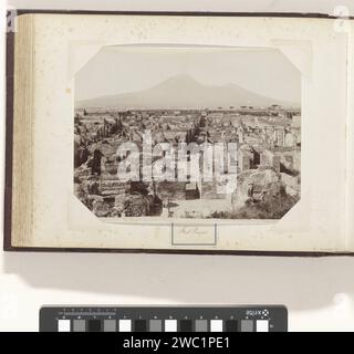 Blick auf die Ruinen von Pompeji am Fuße des Vesuvs, Anonym, ca. 1880 - ca. 1920 Foto Teil des Albums mit 191 Fotos von einer Reise nach und durch Südafrika. Pompeji-Papier. Fotografische Trägeralbumendrucke Ruine einer Wohnung, eines Hauses, einer Burg usw. Pompeji. Vesuv Stockfoto