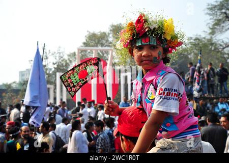 21. Februar 2016: Central Shahid Minar mit Kränzen und Blumen als Hommage an die Märtyrer der Sprachbewegung am 21. Februar. Dhaka, B Stockfoto