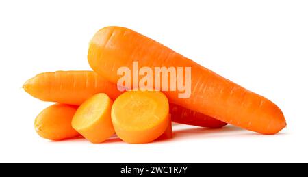 Zwei frische orangefarbene Karotten mit Schichten im Stapel sind auf weißem Hintergrund mit Beschneidungspfad isoliert. Nahaufnahme der gesunden Gemüsewurzel Stockfoto