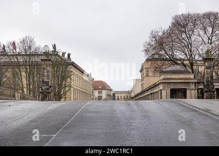 Das alte Museum und die alte Nationalgalerie hinter der Dombruecke in Berlin. 13.01.2024, Berlin, GER - Weg über die Dombrücke zur Museumsinsel in Berlin., Berlin Berlin Deutschland, DEU Dombruecke *** das alte Museum und die alte Nationalgalerie hinter der Dombrücke in Berlin 13 01 2024, Berlin, GER Weg über die Dombrücke zur Museumsinsel in Berlin , Berlin Berlin Deutschland, DEU Dombruecke Stockfoto